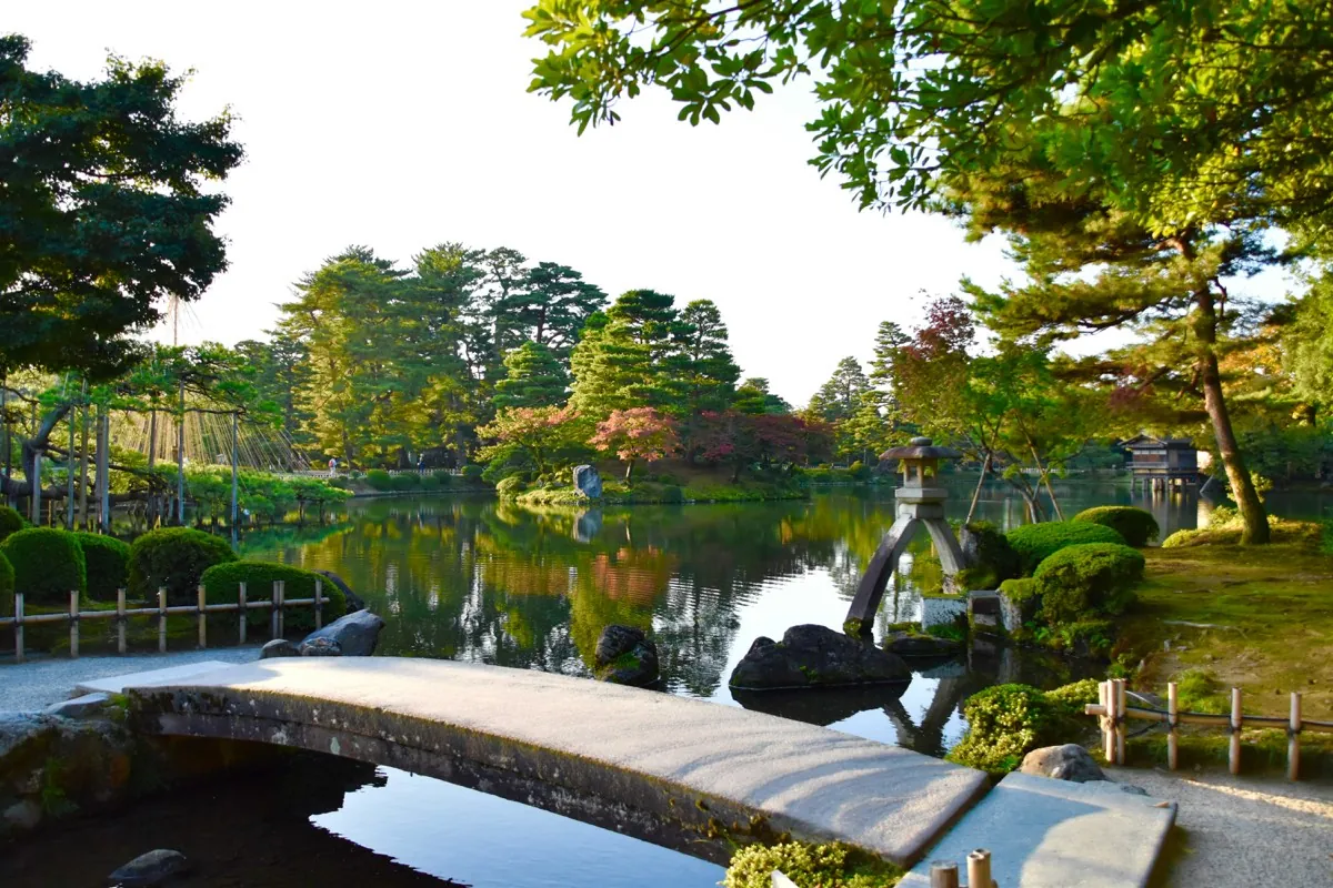 Pond and centuries-old pines in the Kenroku-en garden of Kanazawa